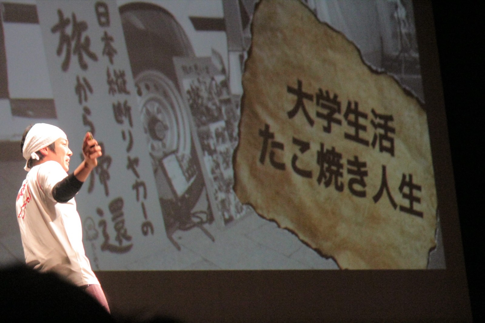 体育館で生徒に講演する森田松之助